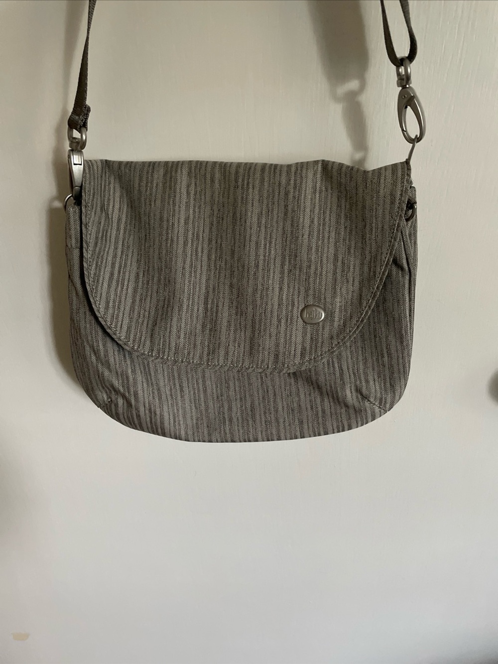NWOT HAIKU Bliss RFID Blocking Travel Crossbody Saddle Bag Gray Poplar